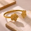 2026 Elegantes Armreif-Armband für Damen Doppelblumen Mode-Armreifen Goldfarbe Edelstahl Schmuck Sommer Wasserdicht Ihr Geschenk