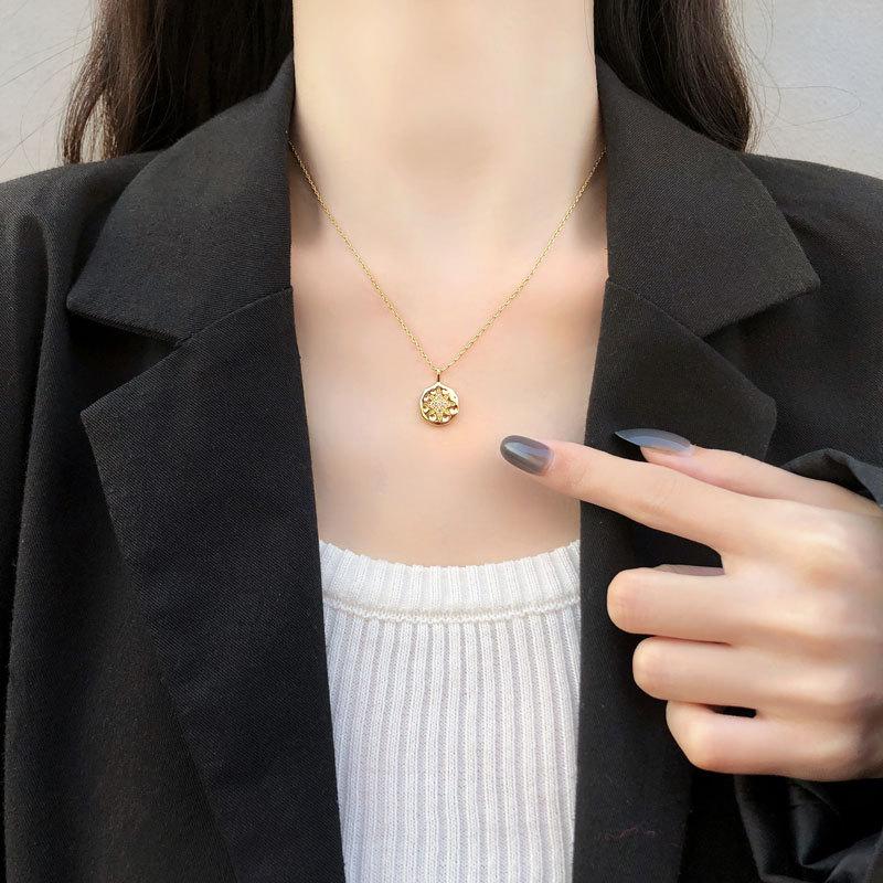 

Геометрическое ожерелье с бриллиантами в виде крестообразного узла для женщин в стильном и универсальном стиле, простая цепочка на ключицу для женской моды