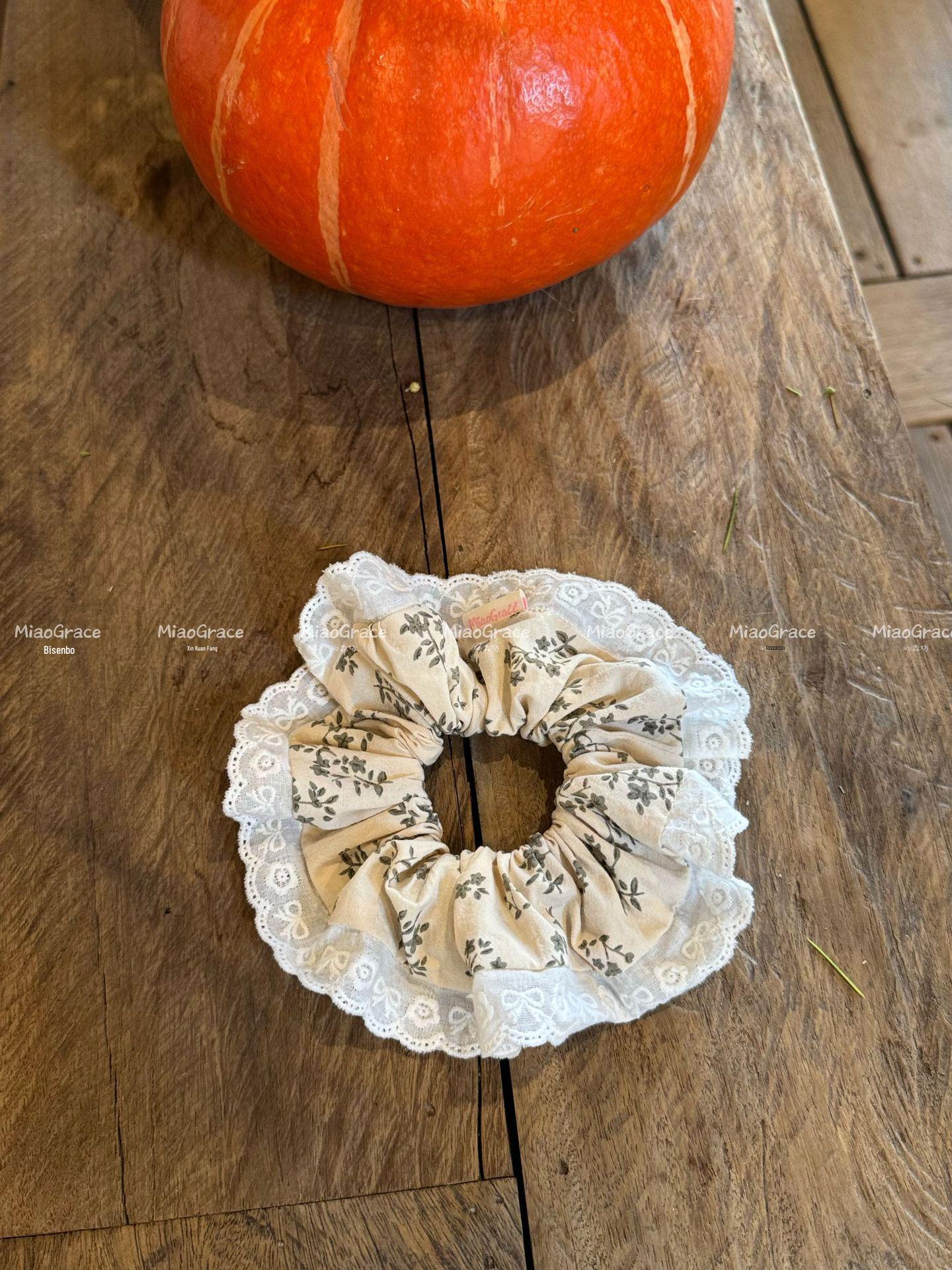 

HuiGang Graceful Floral Hair Tie Bow in Beige & Dark Green with Lace