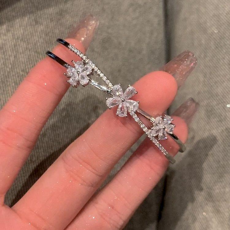 Neues Kleeblatt-Armband für Damen mit markanten silbernen Blütenblättern, offenes Zirkonia-Armband, Geschenkarmband