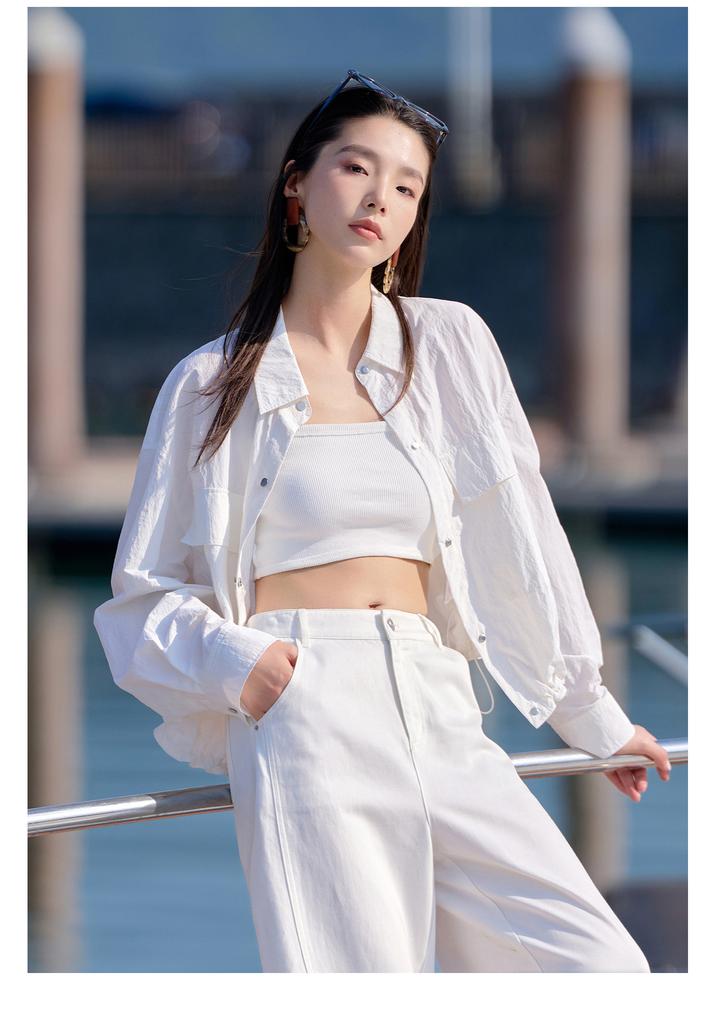 Lightweight and relaxed short jacket for female actors, versatile and cool top for women