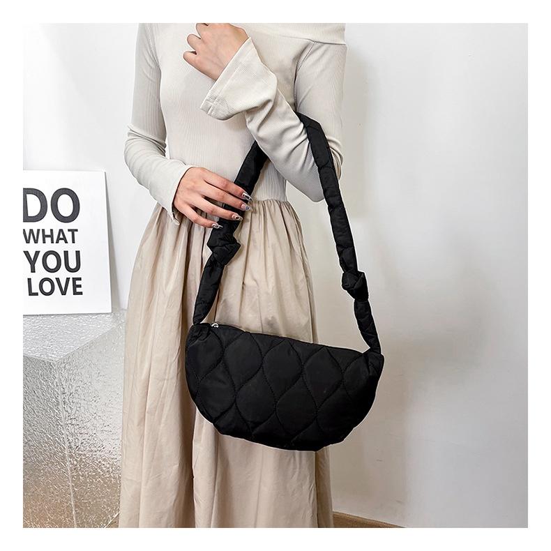 IELGY Versiunea coreeană de mare capacitate pentru femei a geanților cu găluște oblic cu un singur umăr, geantă moon retro din nailon brodat