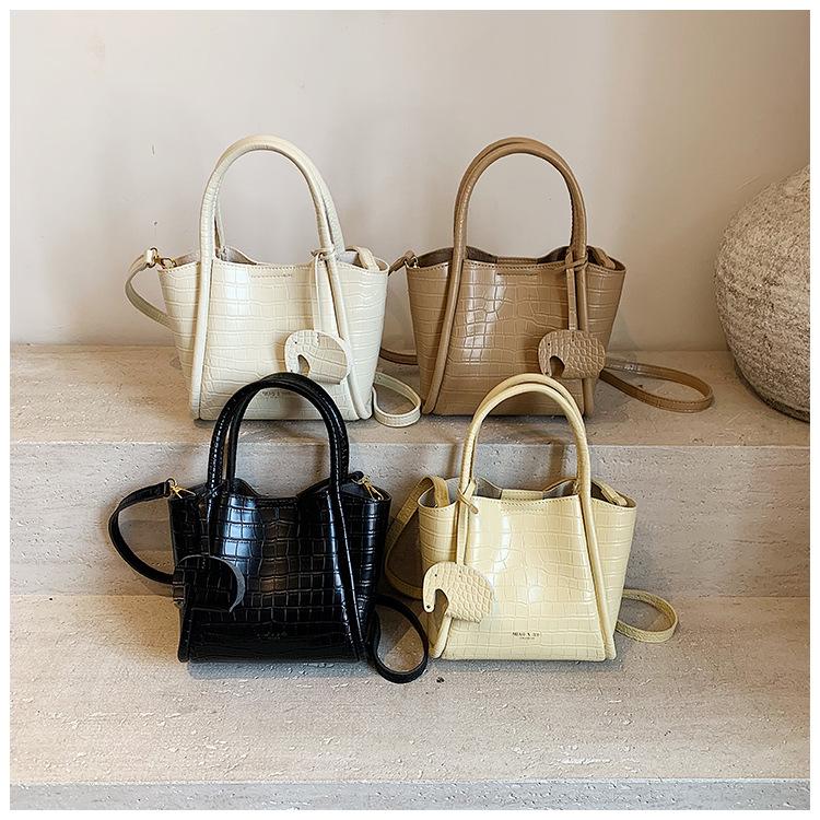 Super fire small bag women's summer versatile 2025 new fashion shoulder messenger bag this year popular portable bucket bag