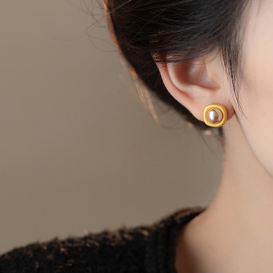 Korean version of square pearl earrings light luxury simple fashion design sense stud earrings exquisite temperament explosive earrings women