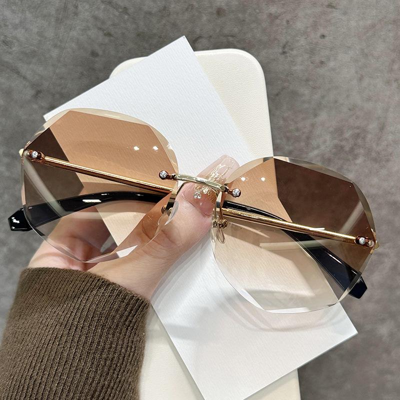 

Модные ретро женские безободковые солнцезащитные очки с обрезанным краем, неполяризованные, с передовым ощущением, металлические, с прочными петлями кофейный