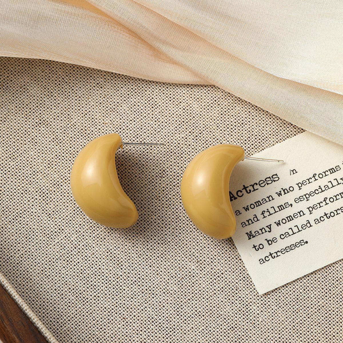 Silver Needle Maillard Half-Moon Resin Stud Earrings: Autumn/Winter Minimalist Fashion, Luxury High-End Feel.