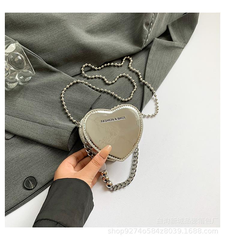 

2025 small fresh and fashionable new niche design heart chain shoulder bag mini casual simple messenger bag серебряный