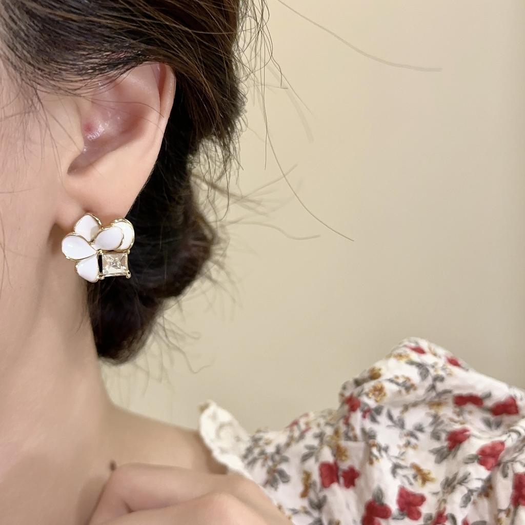 New Camellia Stud Earring for Women Sweet Green and White Flower Earrings Light Luxury Fashion Jewelry