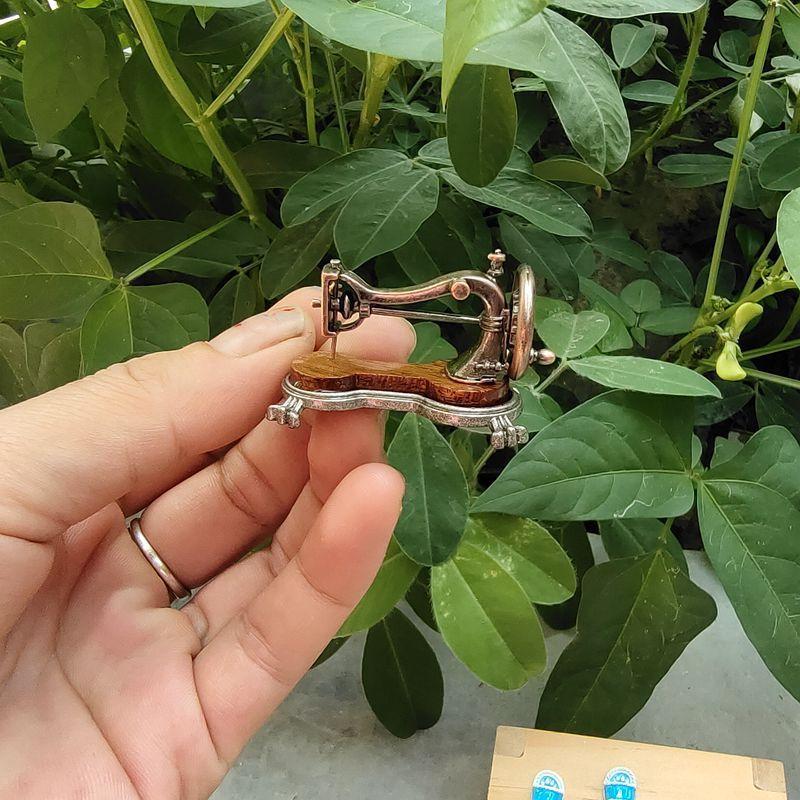 

1 шт. Модель швейной машины с ручным приводом, Симуляционная модель сцены Ретро 1870-е Мини-статуэтки и украшения 1pc