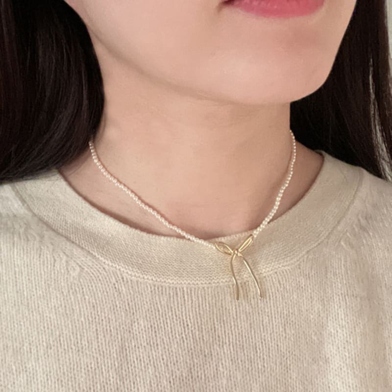 ELYONA Bow Pearl Necklace