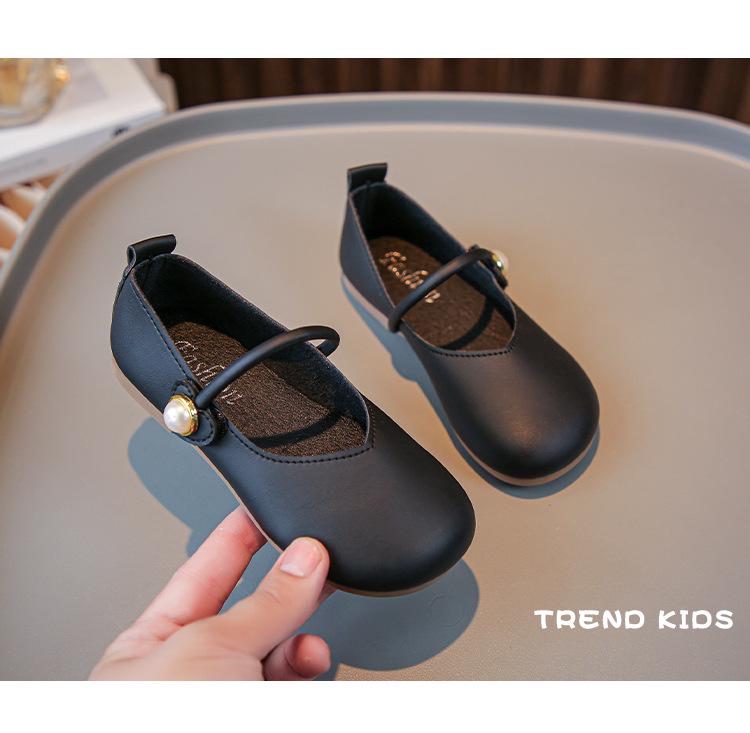 Kinder-Lederschuhe mit weicher Sohle - Britischer Stil, Frühling/Herbst, für Mädchen mit magischen Klettverschlüssen.