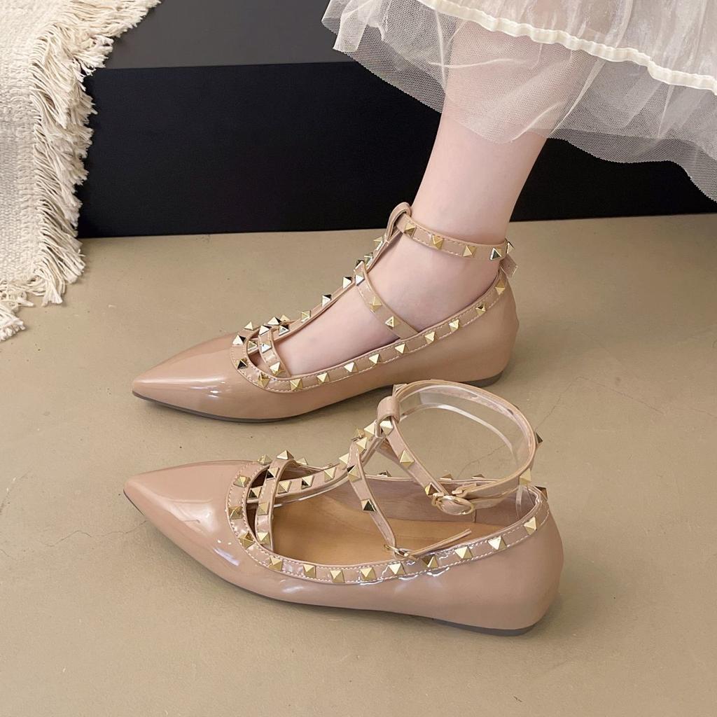 Temperament V home rivet tip is not tired of standing for a long time, single shoes, new sexy patent leather T-buckle with lazy shoes