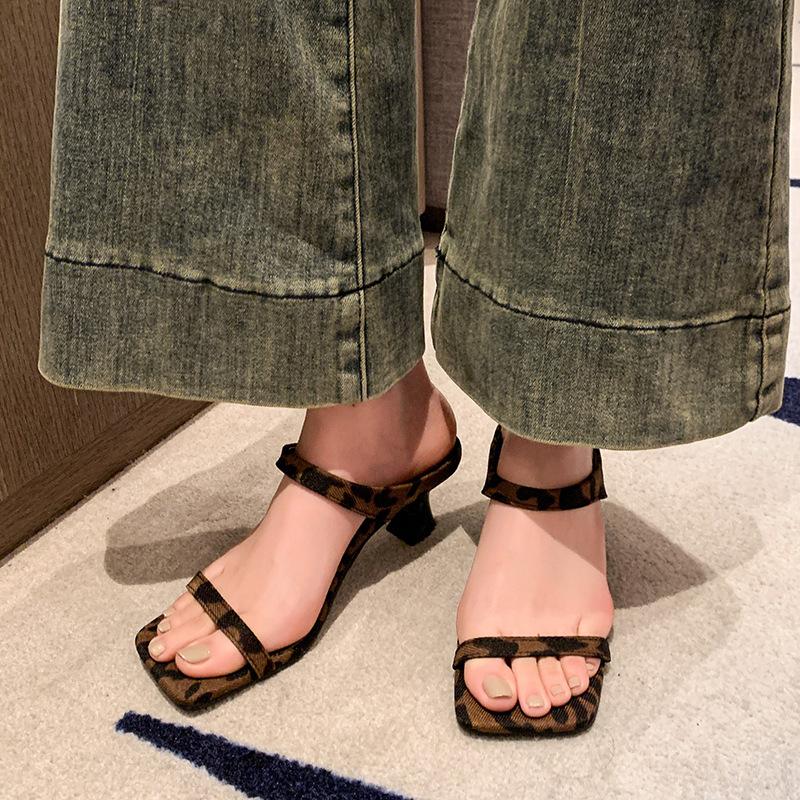 Fashion Leopard Shoes Low Thin Heels Womens Slippers Outdoor Luxury Slides Pantofle Rubber Flip Flops Square Toe Designer Summer 2025