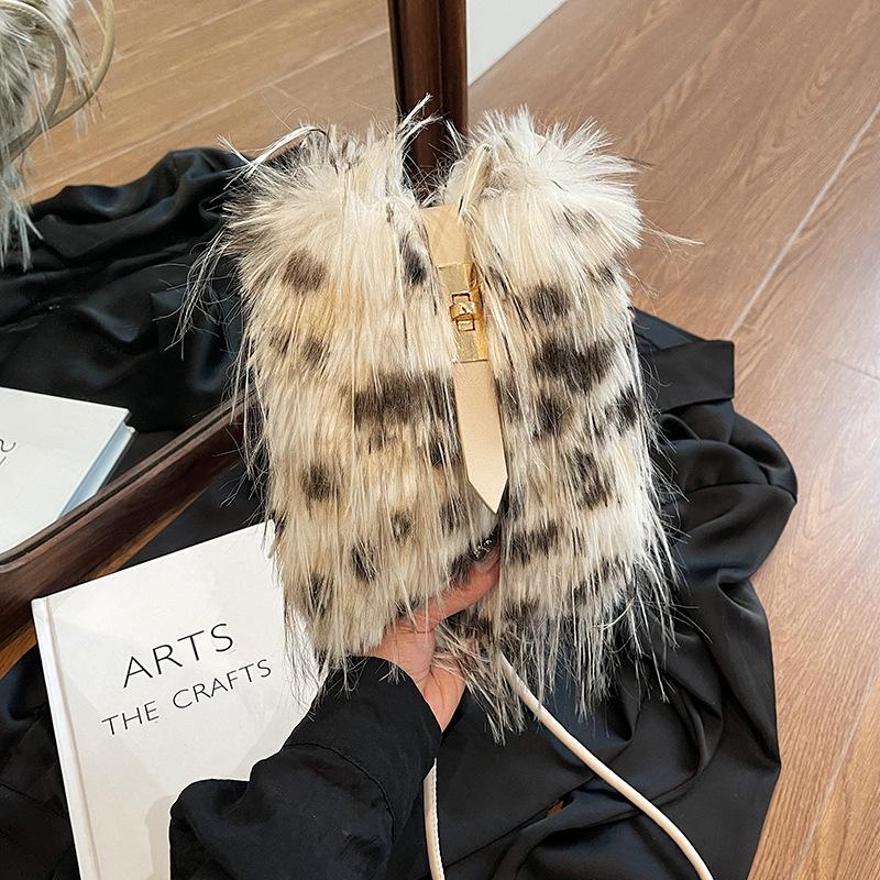 

Контрастный цветной плюшевый чехол для мобильного телефона Нишевый дизайн Высокий тренд Популярный сладкий