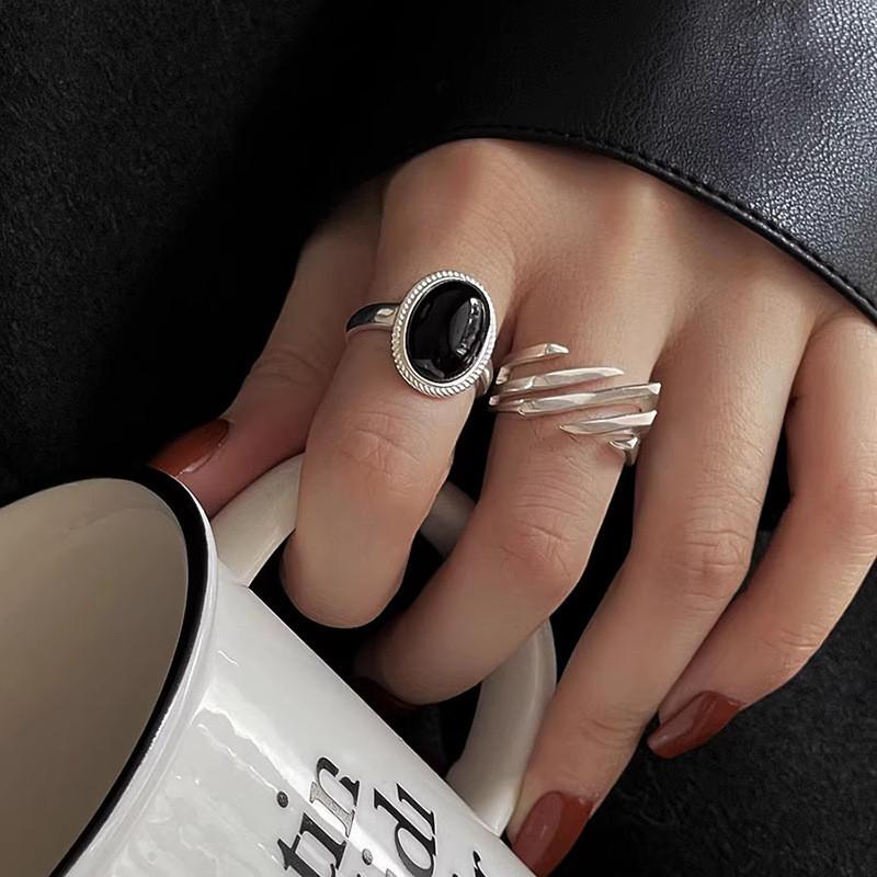 Distinctive Black Agate Adjustable Ring For Women Featuring Trendy Geometric Elements And Fashionable Style