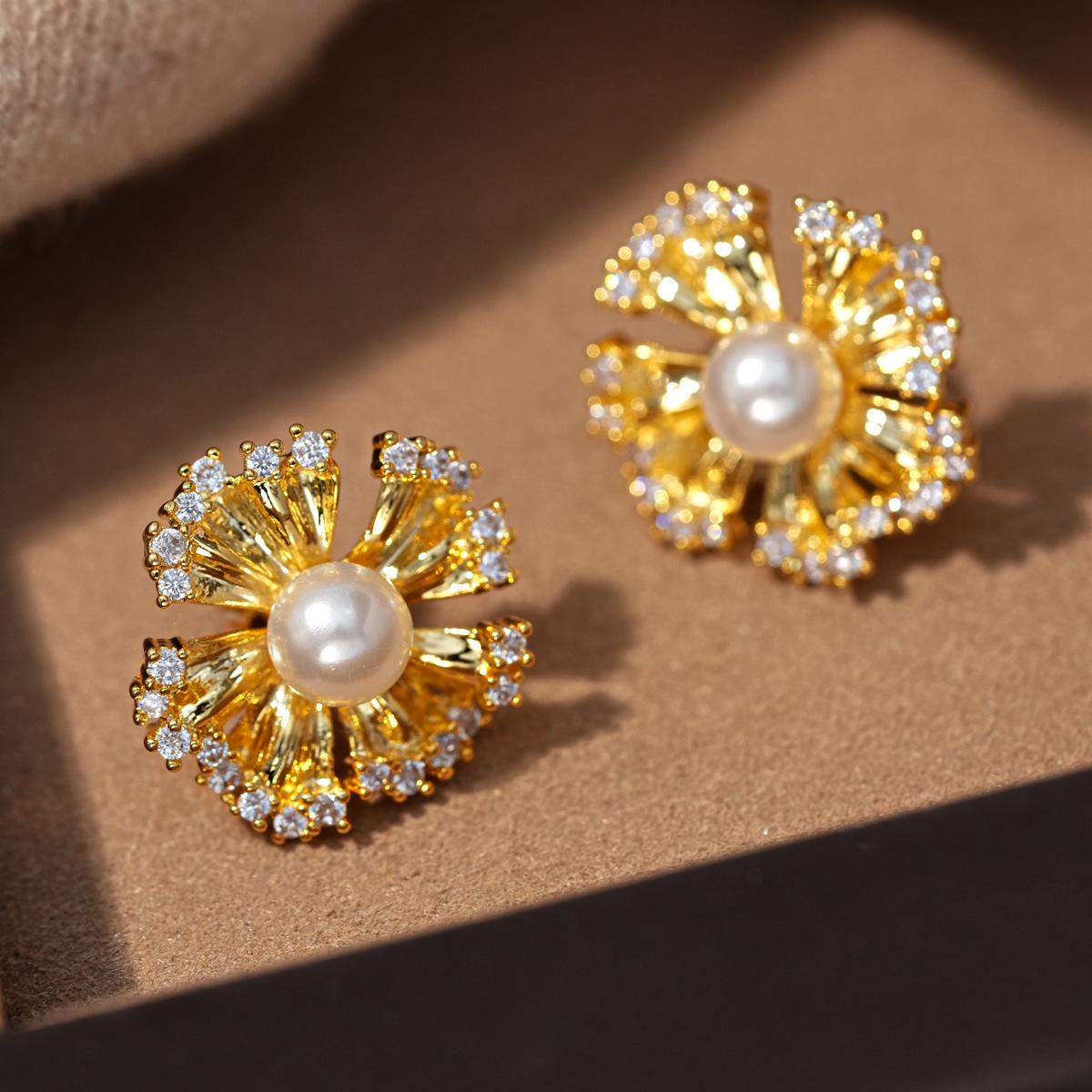 Позолоченный ушной кафф в виде цветка с жемчугом: Элегантные, Модные и Роскошные Женские Украшения.