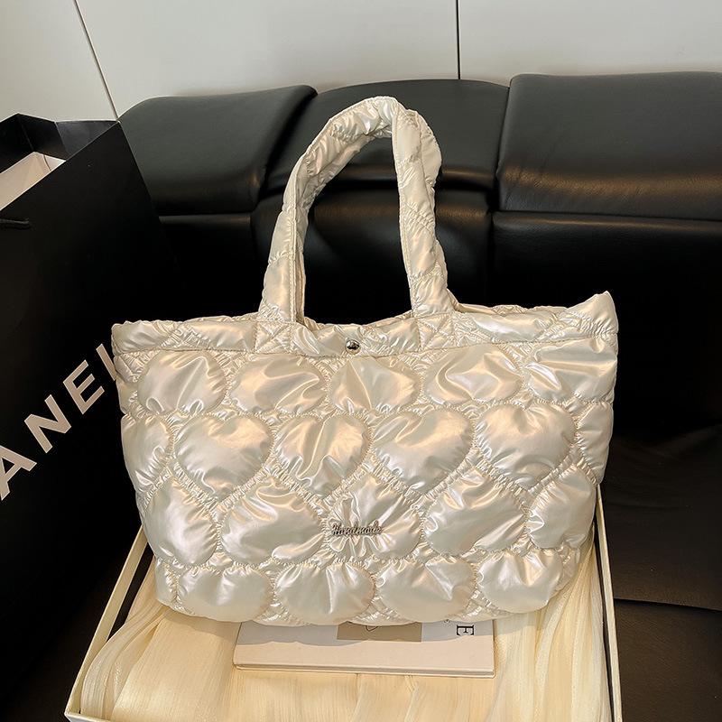 

2025 лето новая любовь повседневная мода женская сумочка мягкая поверхность однотонная большая вместимость зарубежный стиль на плечо сумка-тоут Small