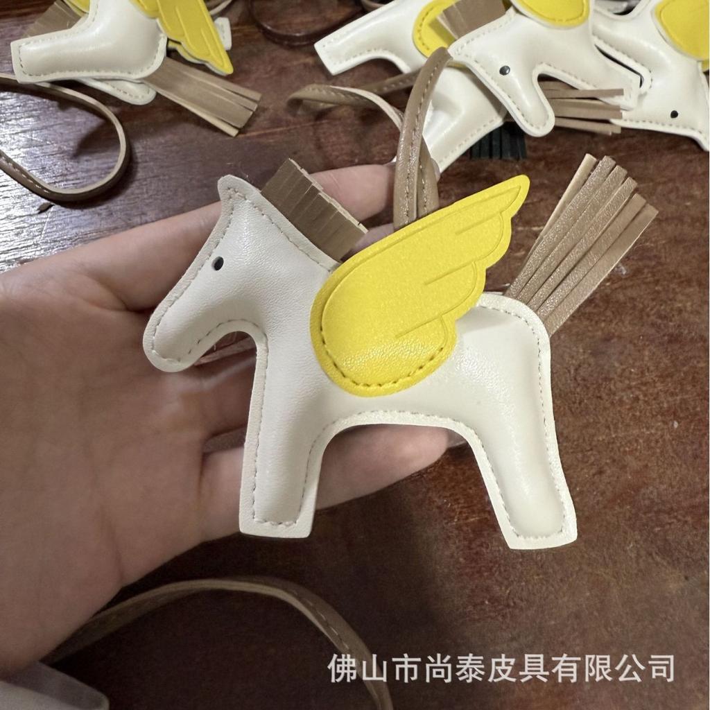 Schlüsselanhänger, kleine Pegasus-Tasche, Anhänger, PU-Leder Spiegelornament, Taschenanhänger, handgefertigter Lederpuppen-Schlüsselanhänger