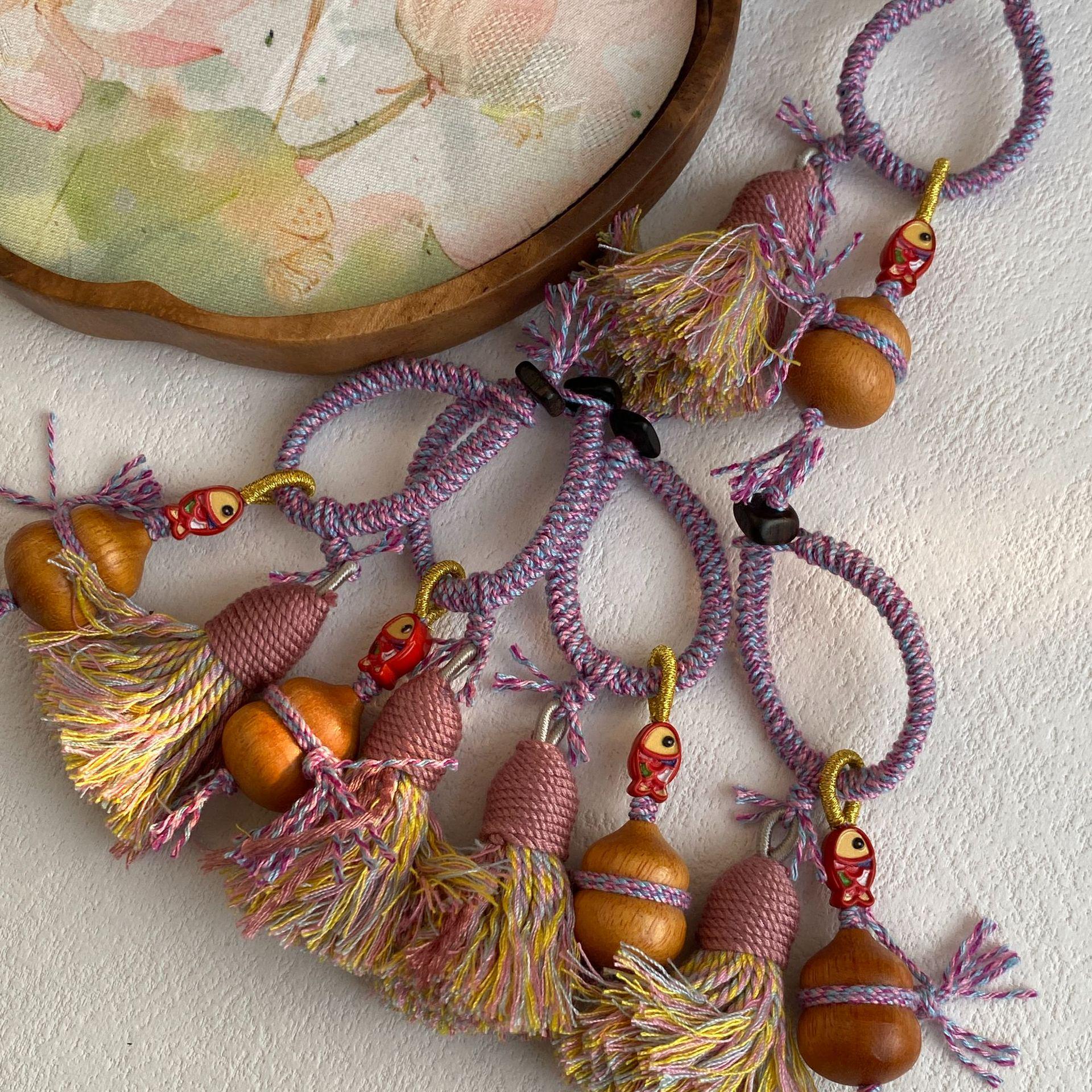 

Брелок для ключей в виде рыбки из сандалового дерева и киновари с подвеской-кисточкой ручной работы