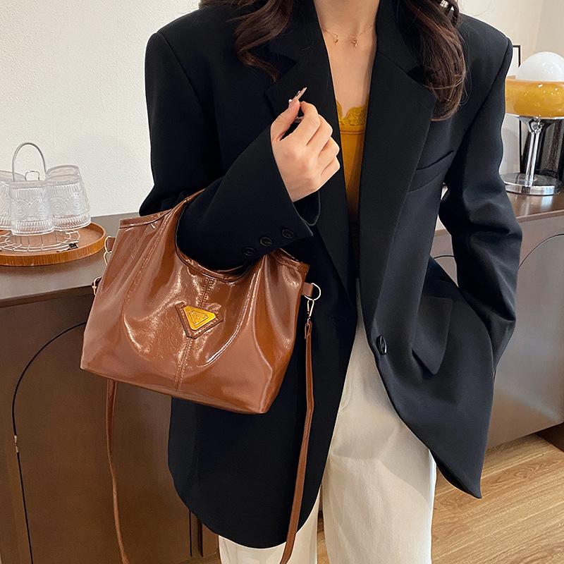 2025 winter new Korean version personalized fashion portable bucket bag retro high value commuter shoulder messenger bag