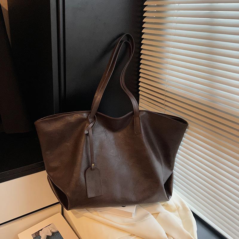 

Вместительная сумка-тоут 2025 осень новая ретро текстура большая сумка простая повседневная портативная на плечо для поездок на работу женская сумка