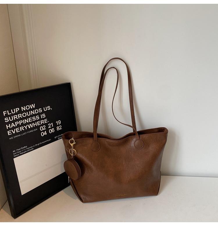 

Korean version of large-capacity tote bag women s 2025 new small bag pendant underarm bag fashionable commuter shoulder bag