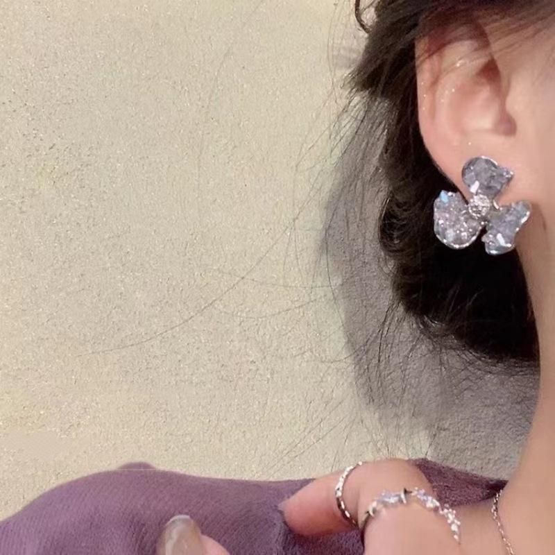 New Trendy Light Luxury Green Crystal Flower Earrings Women's Fresh Temperament Niche Design High-end Stud Earrings