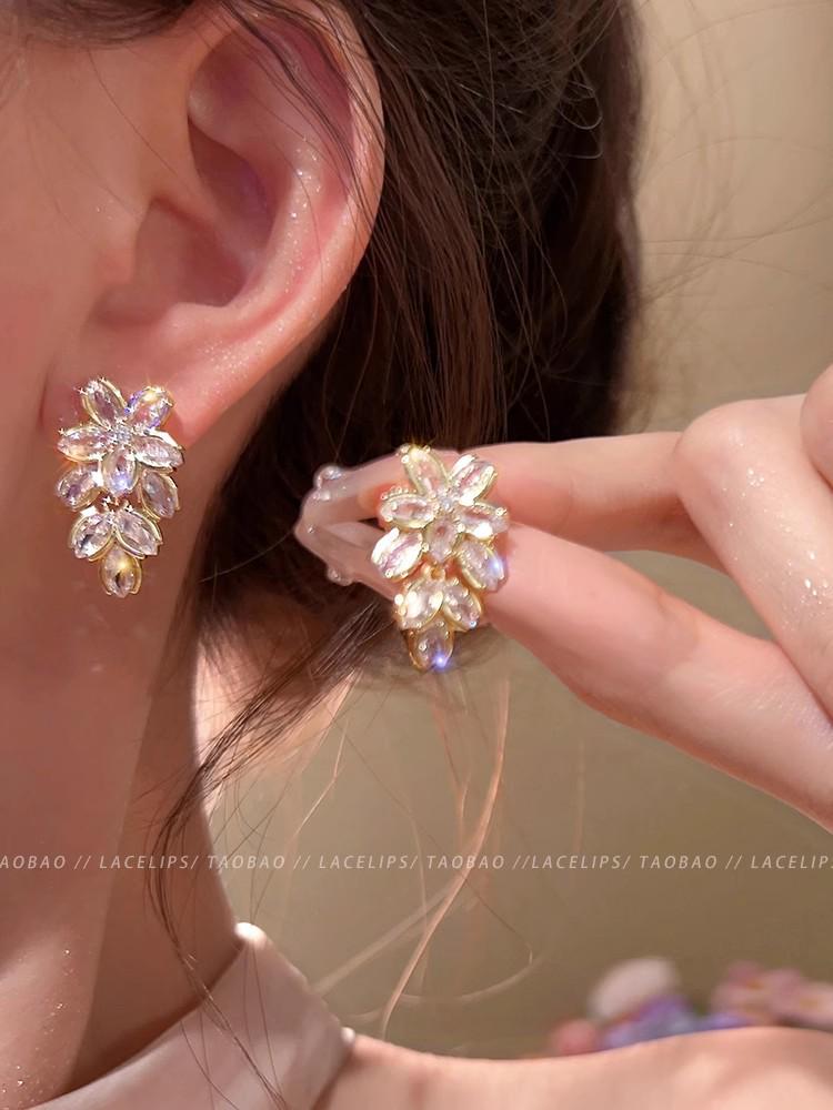 Brincos Elegantes de Borla de Zircônia com Pérolas e Tarraxas Florais - Joias de Orelha Versáteis e Estilosas para Mulheres