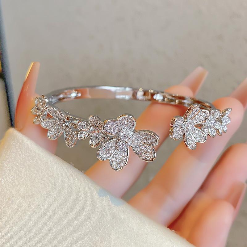 Clover Full Zirconium Open Bracelet Women s 18k Gold 6 Flowers Clover Zirconium Bracelet серебряный