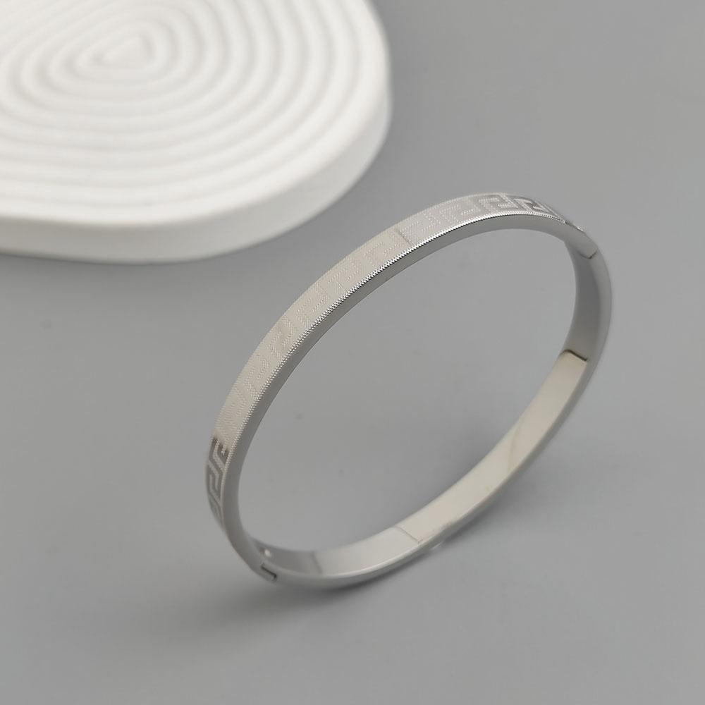 

Simple Great Wall Pattern Frosted O-shaped Stainless Steel Women s Bracelet, Waterproof and Non-rust Band, Wearing for Couples серебряный