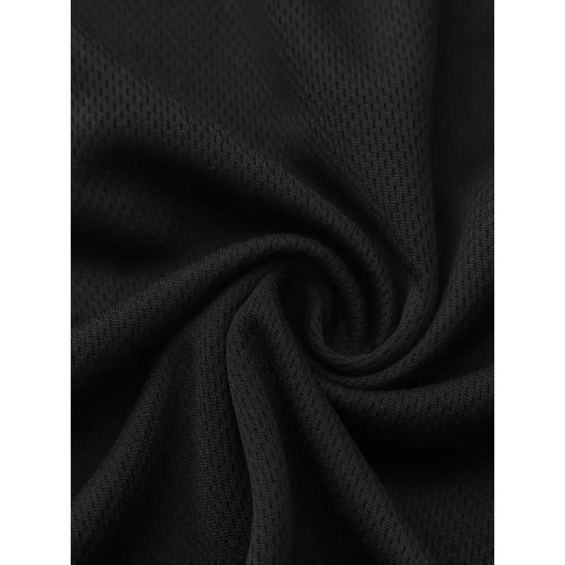 Europäische Größe Herren Dunkelblaues T-Shirt mit Schachfiguren Grafikdesign und Karomuster, Lässiges Outdoor-Taschen-Schwarzhosen-Outfit