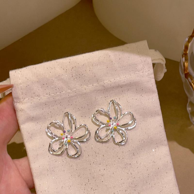 Flower Fragmented Dreams: Minimalist Metal Flower Stud Earrings for Women – Unique & Beautiful Spring Accessory.