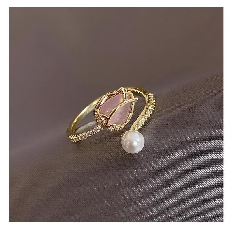 

stylish ring featuring a tulip bud design, specifically crafted as a fashion accessory for teenagers. Suitable for teenagers. рожевий