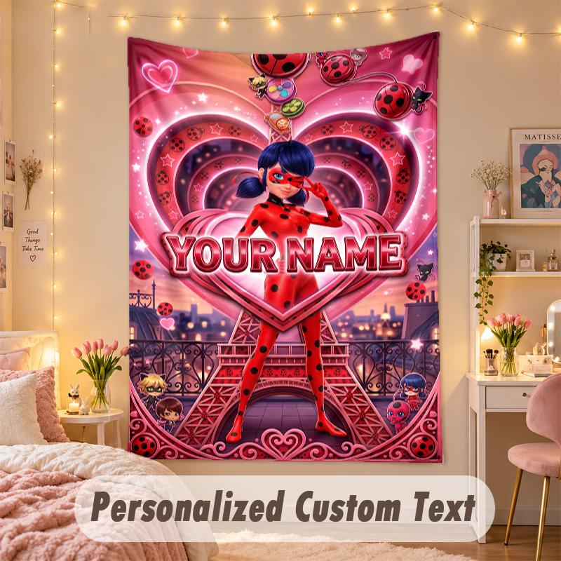 Arazzo Personalizzato su Misura, Stampa Miraculous Ladybug Testo con Nome Personalizzato Arte da Parete da Appendere per Camera da Letto