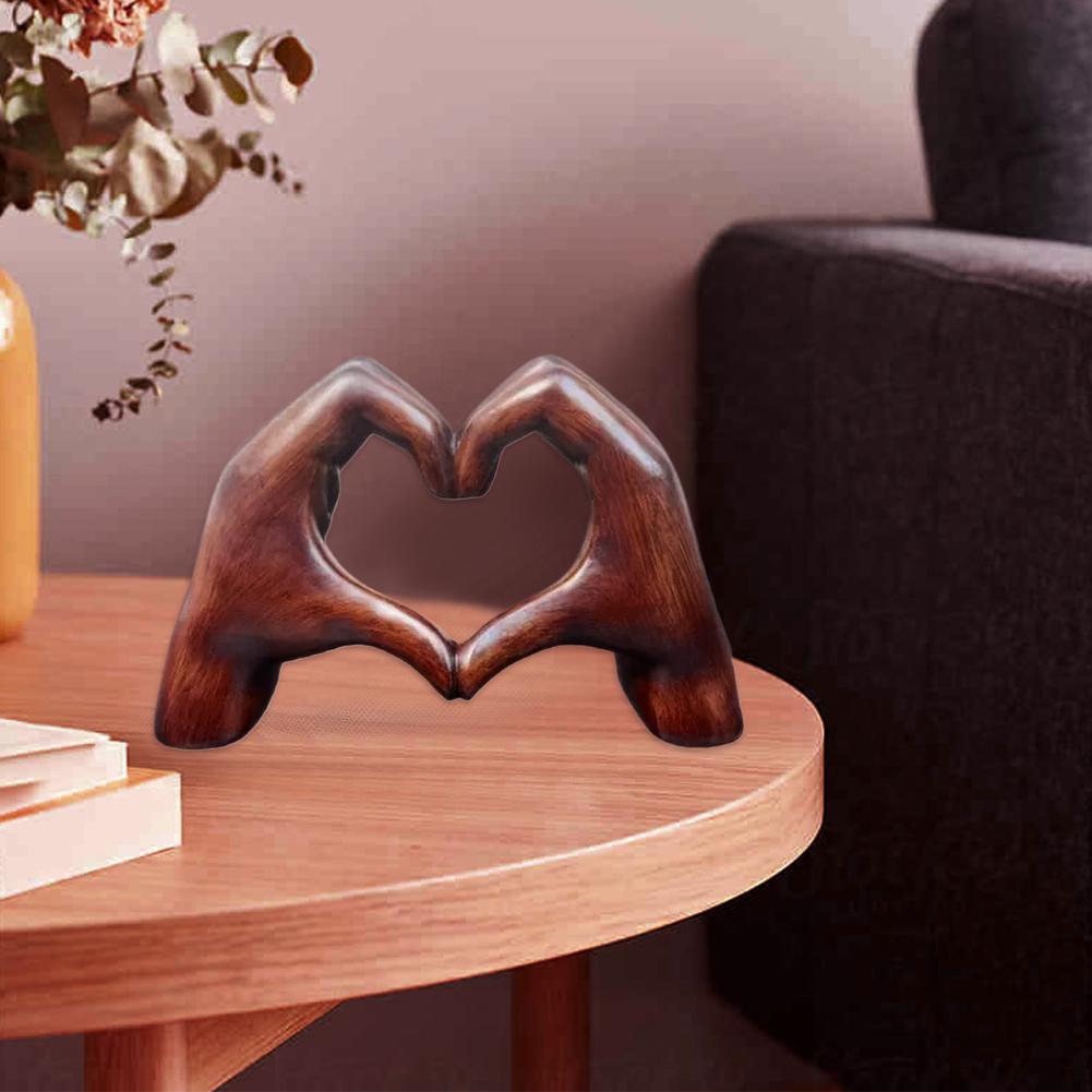 Charming Wood Grain Effect Love Sculpture Resin Craft Decor Heart Hands Statue Love Hand Gesture Statues Room Wedding Decoration