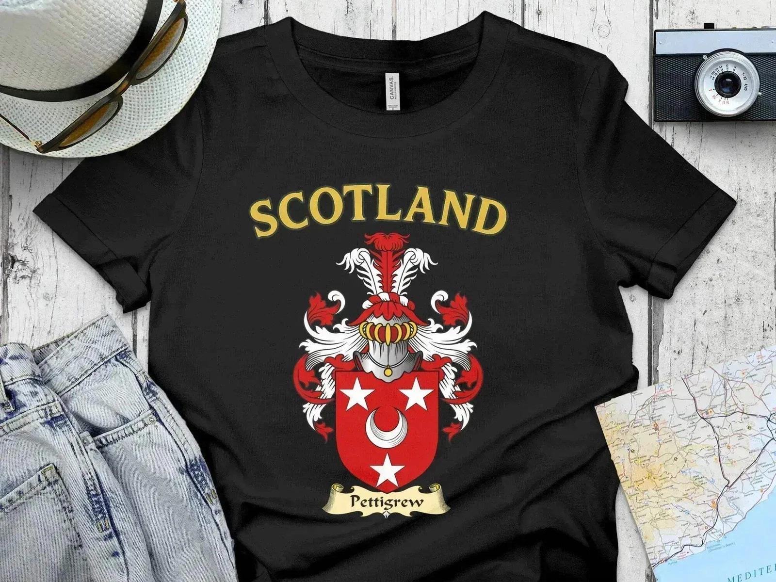 Pettigrew Clan Scotland Crest Family Heritage Design T-Shirt 2XL
