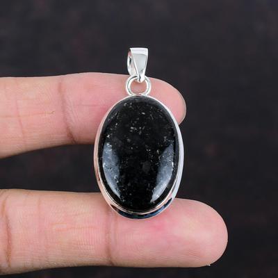 Pendentif Nuummite Bijoux en Pierres Précieuses Fait Main Pendentif en Argent Sterling 925 Nuummite de Qualité Supérieure Bijoux Pendentif Élégant Pour Femmes Cadeaux Pour Elle