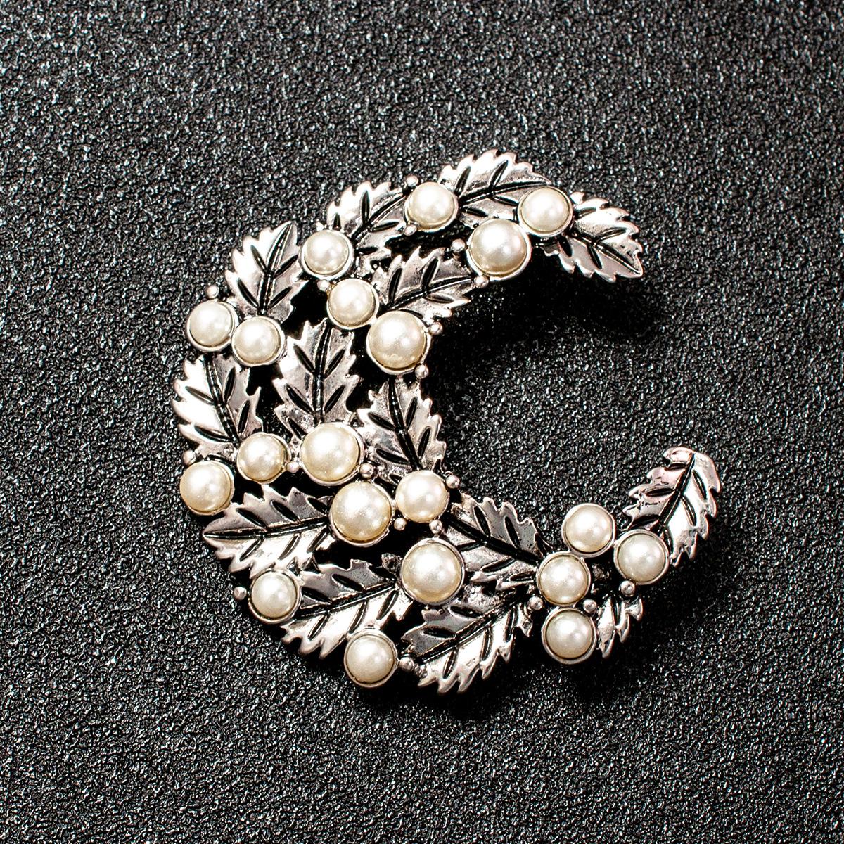 Retro Pearl Leaf Brooch: C-Shaped Luxury Suit Pin