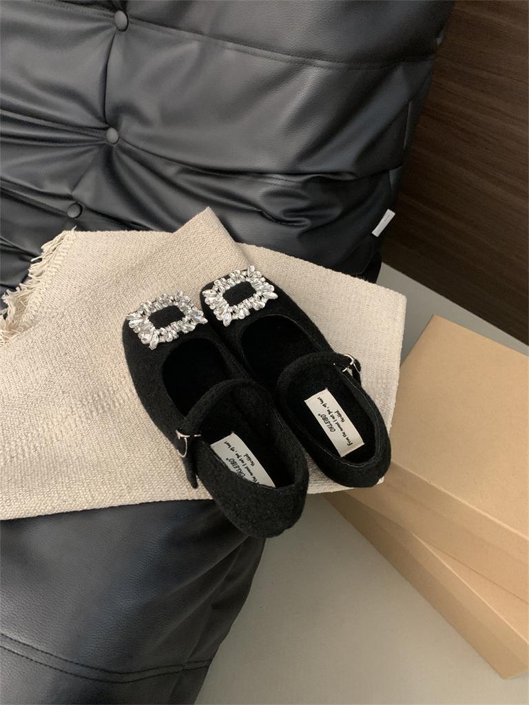 In the Autumn and Winter of 2025, the New Retro Square Head Flat Bottom Word with Rhinestone with Skirt, Foreign Style Mary Jane Fluffy Shoes Women