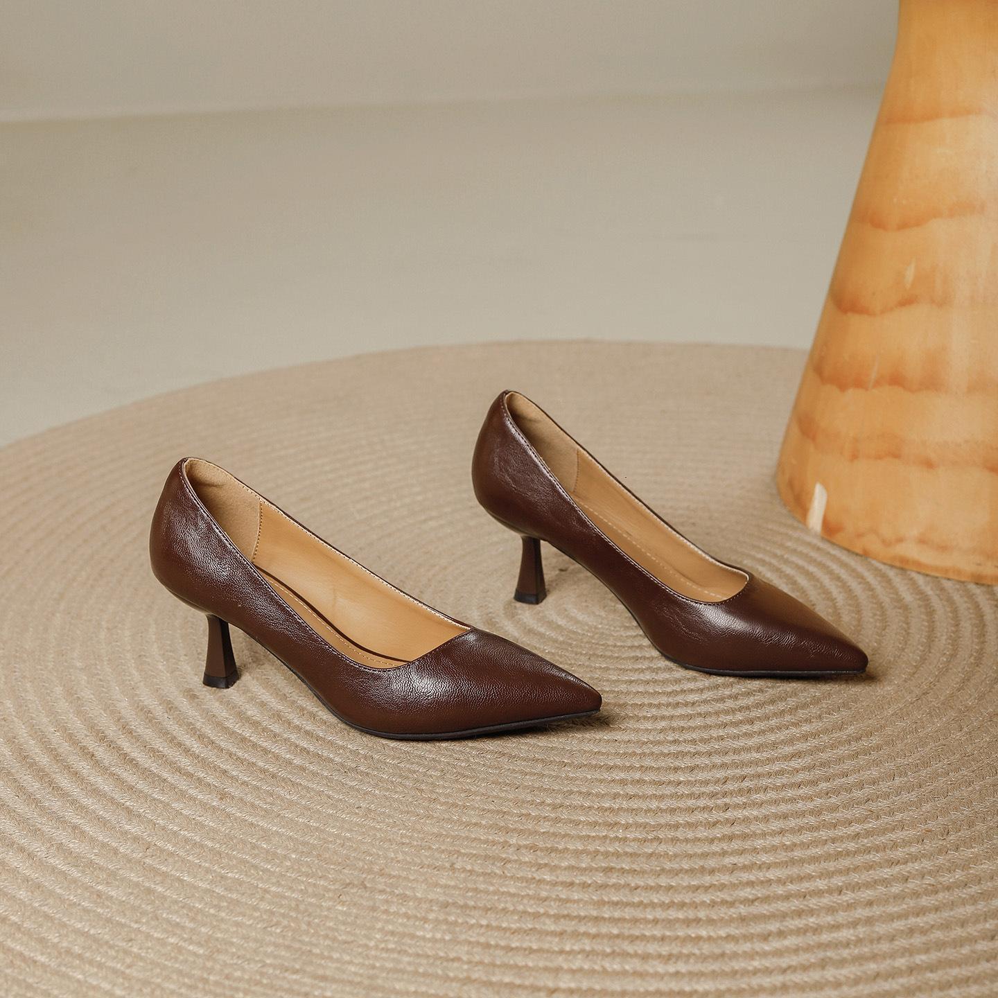

Туфли-лодочки с острым носком, неглубоким вырезом, из мягкой кожи, женские осенние новые модели, тонкий каблук, простой темперамент, универсальные, для профессиональных поездок 40 коричневый