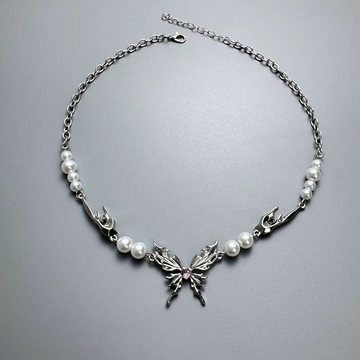 

Unisex Hip Hop Butterfly Pearl Necklace - High-End Clavicle Chain with Unique Design