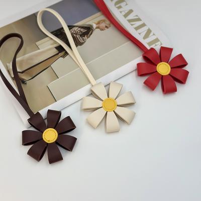 Trendy Fashion Leather Small Daisy Shape Pendant, Personalized Bag Pendant Flower Pendant Xiaohongshu Explosion