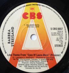 

7-дюймовая пластинка BARBRA STREISAND - Love Theme From Eyes Of Laura Mars SCBS6657PROMO CBS 1978 UK Поп Б/у