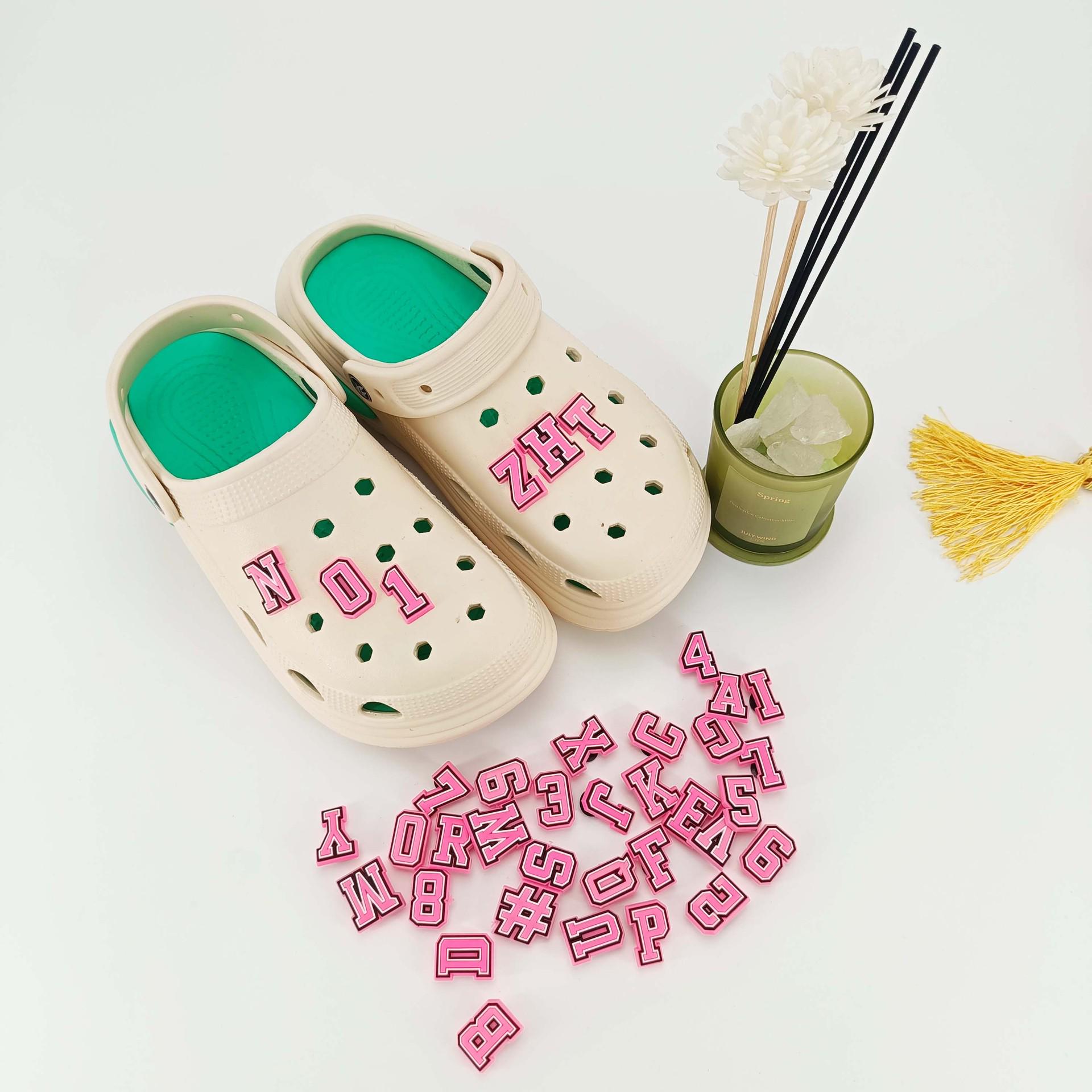 

Розовая обувная пряжка Мягкая резиновая отделка из ПВХ Аксессуар для сабо Letter + Number (Excludes Shoes)