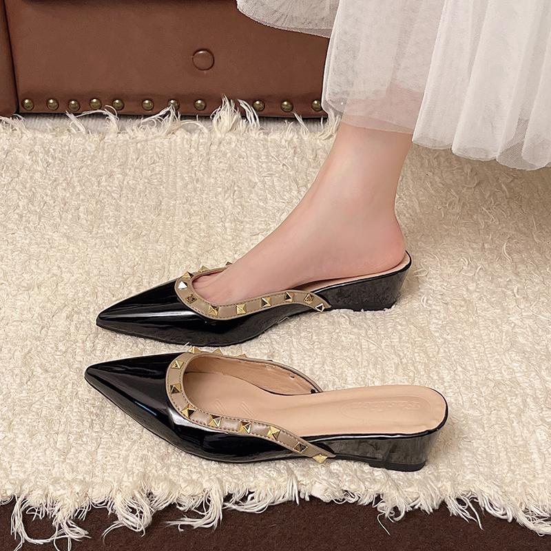 

Fashion The 2025 new fashionable sloping heel pointed toe rivet Muller shoes are worn by women in summer with half-toe sandals 40 чёрный