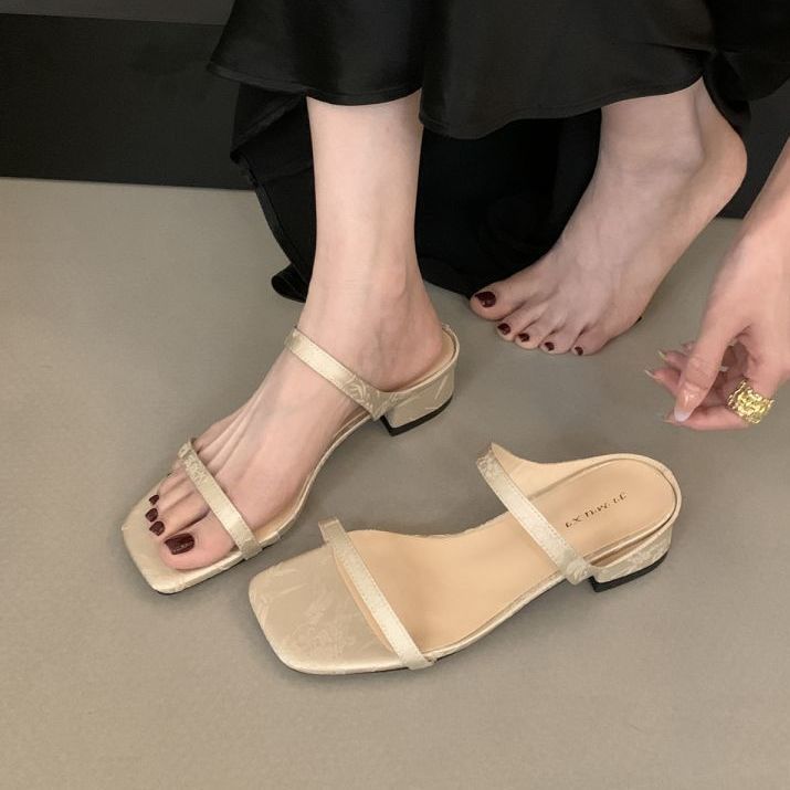 French gentle fairy wind word with thick heel cool slippers 2025 summer new outer wear beach slippers