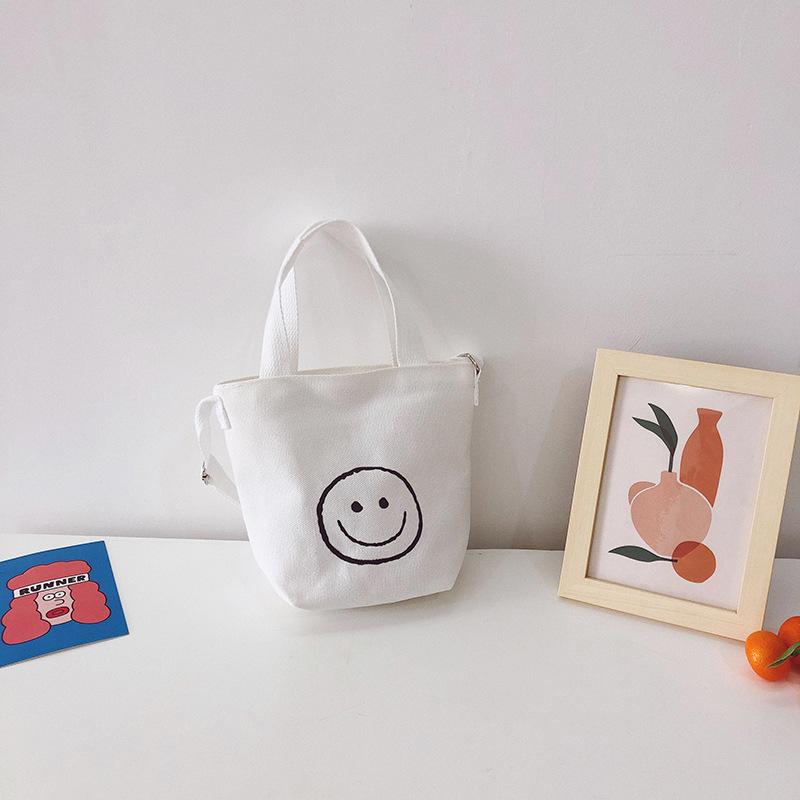 

Веселая, игривая и детская сумка-тоут с магнитной застежкой и внутренними карманами белый