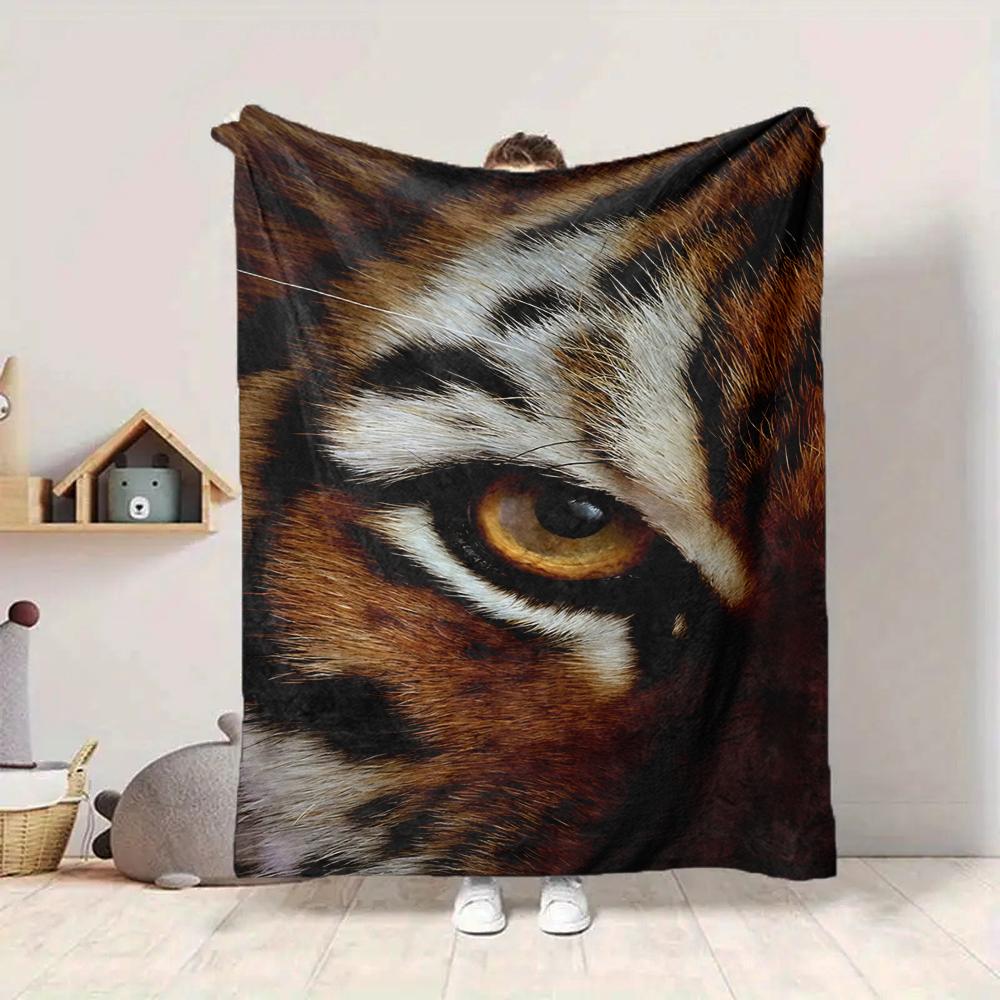 1Pc Tiger'S Gaze Closeup Flannel Blanket, Soft And Comfortable, Casual Warm, Camping Travel, Christmas, Halloween Xmas Gift. G1129