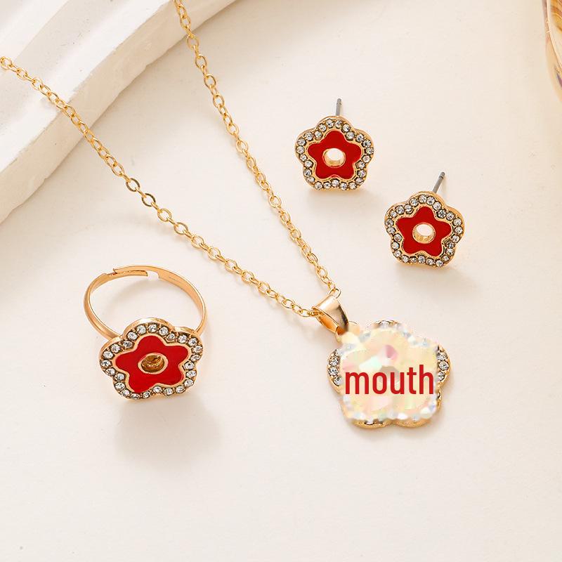 

Комплект женских украшений в холодном стиле: Ожерелье, кольцо, серьги в виде пятилистного клевера и полой звезды, украшенное бриллиантами и каплями масла