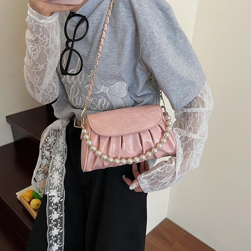 Clutch aus PU-Leder mit Kettenverzierung und Perlenapplikationen – das perfekte Accessoire für jeden Tag